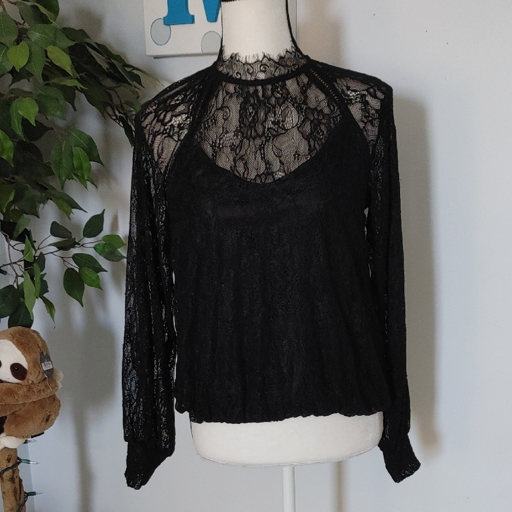 Amber Skies Elegant Black Lace Top M